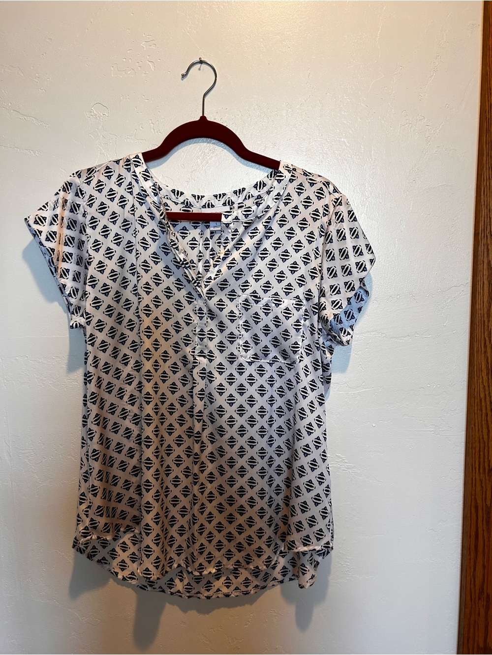 Liz Claiborne White and Navy Geometric Short Sleeve Blouse